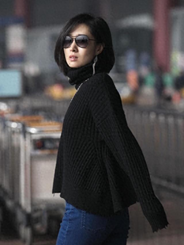 刘敏涛剪了波波头减龄20岁，穿毛衣+牛仔裤像超模，显瘦又时髦