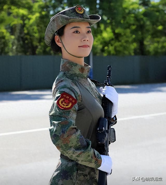 女民兵李思颖阅兵回家后仅半天，又官宣新身份！这才是该追的星