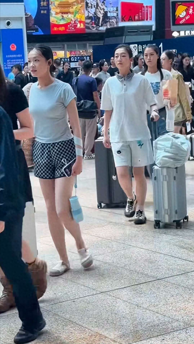 大阅兵中的女民兵归乡，颜值不俗，身材高挑，他们的职业令人意外