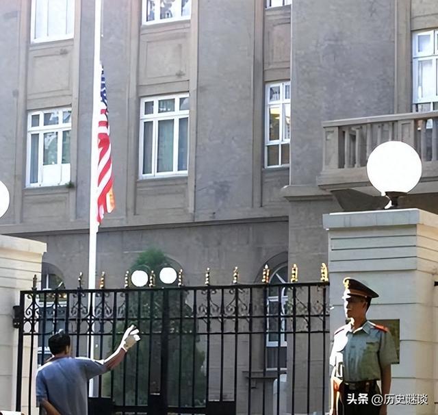 美国驻华大使馆大门口，为何是中国军人持枪站岗？一站就是50多年