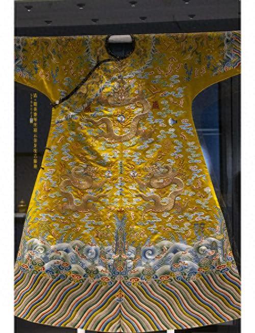 龙袍惊现寒梅绣，帝王盛怒欲斩宫女	，看清花纹却泪洒金殿。