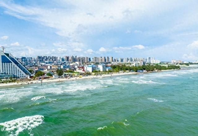 三亚和北海都住过，说句实话，两城相比，北海要比三亚好多了