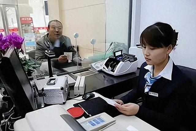 银行员工说漏嘴：明年起，手里有定期存款的人，做好4个准备