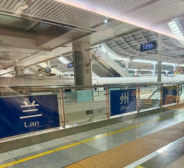 D1672次，兰州西开往青岛北，经停西安，太原和石家庄等城市