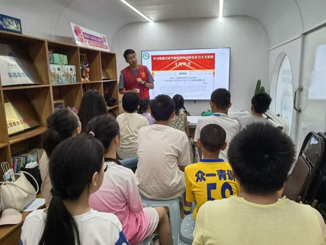 AI禁毒社工“小路”上线！柳南区南站路社区携手柳州紫荆志愿服务站开展青少年趣味课堂解锁禁毒新科技