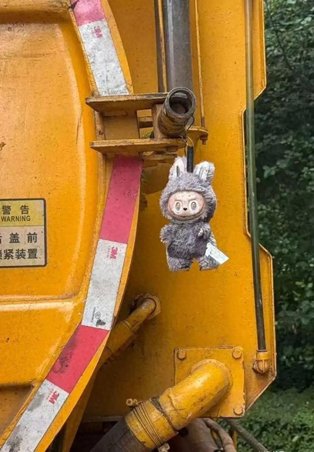 玩具卡车游戏破解版（大爷捡到隐藏款Labubu挂吸粪车被人99买走发现是正品）