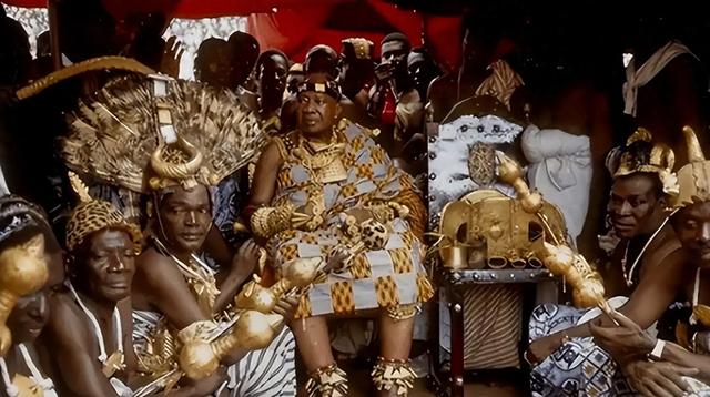 非洲的“黄金部落”：酋长有80个老婆，就连女性的内衣都是镶金的