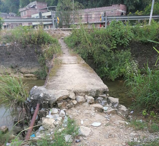 广西南宁市隆安县二级公路边的古文物，明朝知县姚居易酒后的佳作