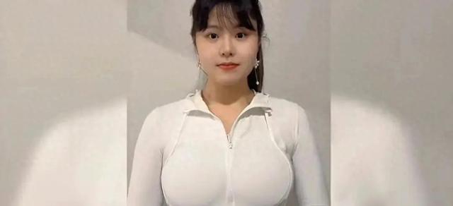 李月汝穿塑身衣真的好看，圆润，好饱满，说她身材好一点都不夸张