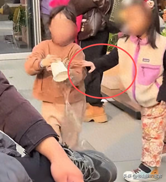 女孩打翻水杯后续：母女道歉，正脸被扒已社死，女孩状态让人担忧