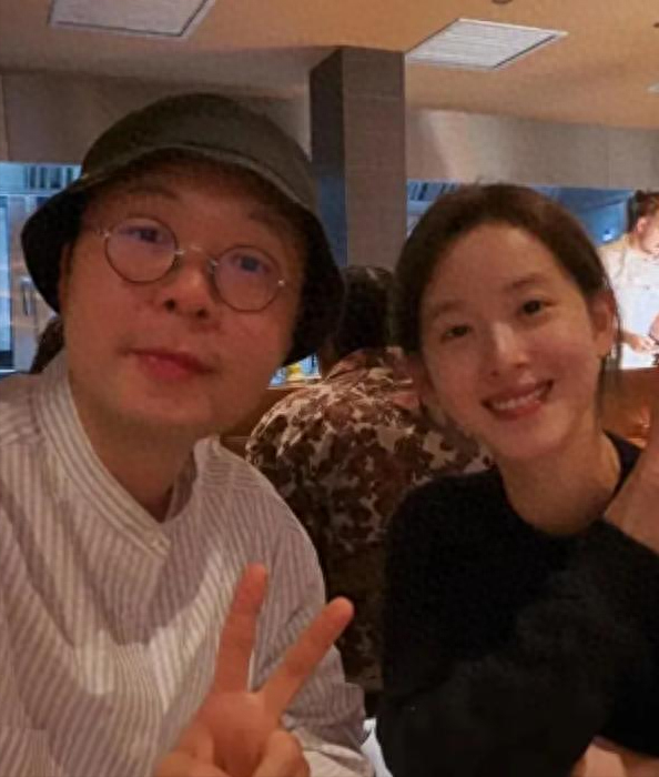 章泽天陪刘强东迪拜过圣诞，疑住3万一晚酒店	，打扮精致却穿脏鞋