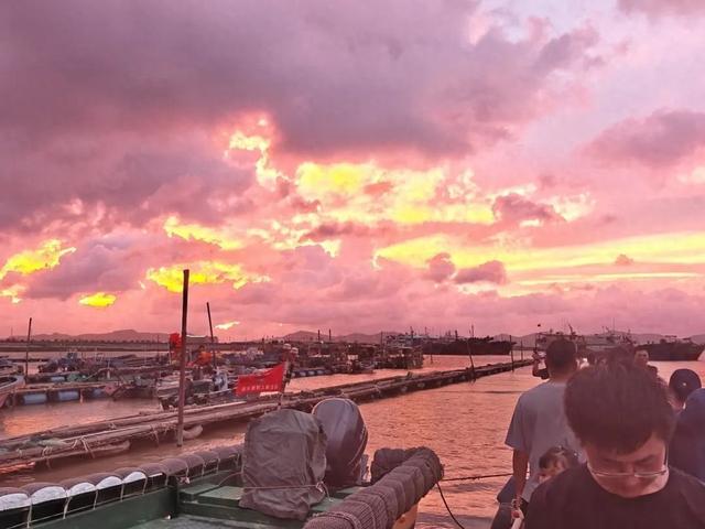 今晚珠海上空这一幕，绝美！好多人拍下了
