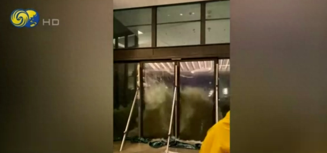 香港一酒店强风下“失守”，海水倒灌涌入大堂，酒店回应