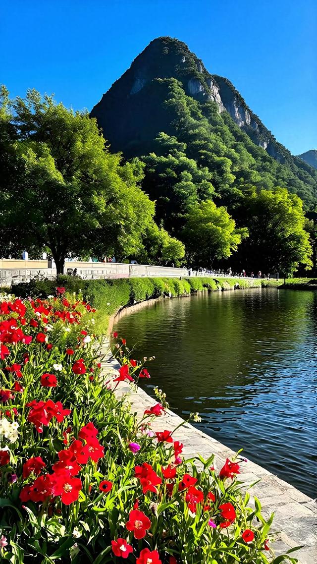 湖岸花影与远山