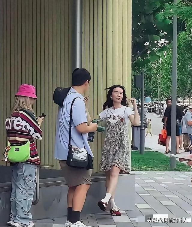 天哪，这是董洁吗？她那么矮的吗？