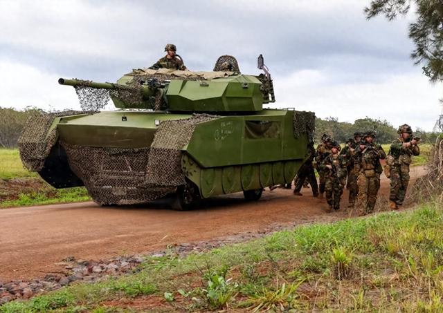 财大气粗的美军竟用起了"木头"坦克？省钱又逼真的操作藏实战心机