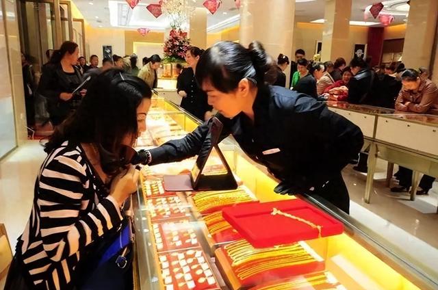 别盲目买黄金！央行购金放缓，企业却要疯买，普通人咋跟风能稳赚