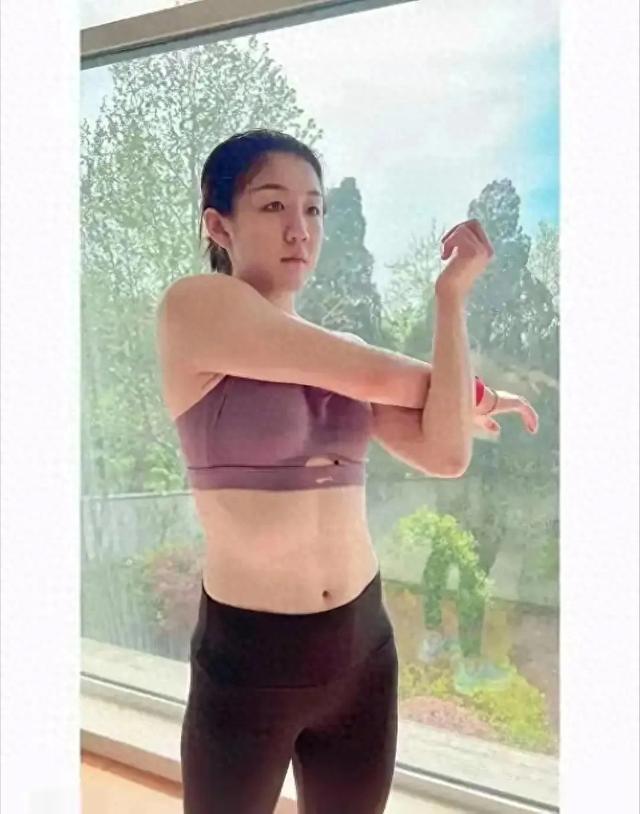 陈梦彻底放开了！穿吊带裙身材丰满，性感优雅很迷人！状态绝了