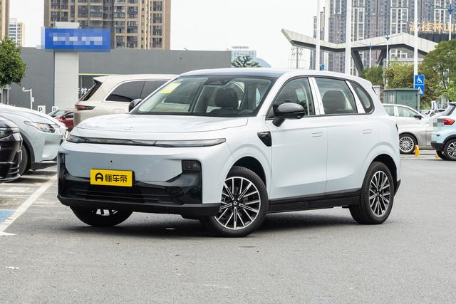 深蓝S05 620km+宁德电池+3C快充 ，对比零跑B10，6000差价值不值？