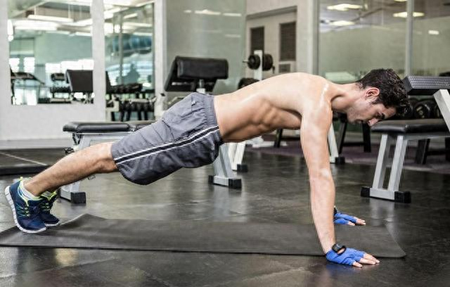 俯卧撑个数，能够反映你的身体健康指数和耐力，你能一次性做几个