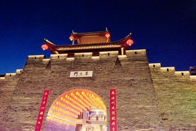 通化龙兴里文旅小镇，建筑充满民国风情，夜色下让人流连忘返