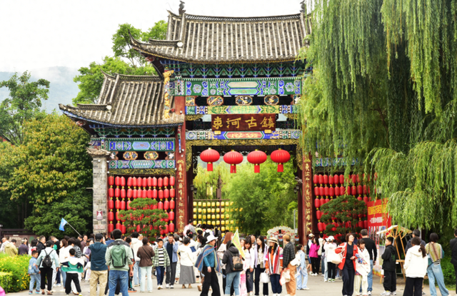 慢享时光！丽江束河古镇暑期日均迎客超3万人次