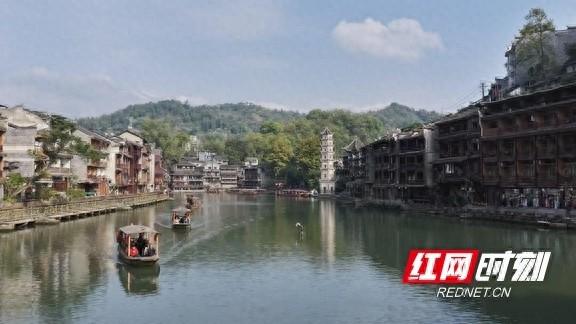 凤凰古城：初冬暖阳映古城 灵秀之美醉游人