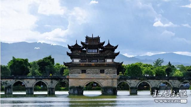 《彩云漫卷处，滇境藏万彩》
