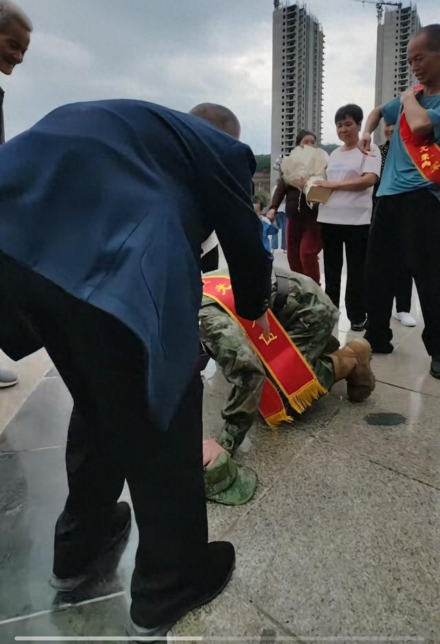 中国式成长版本恶意修改（新兵临别跪父母）
