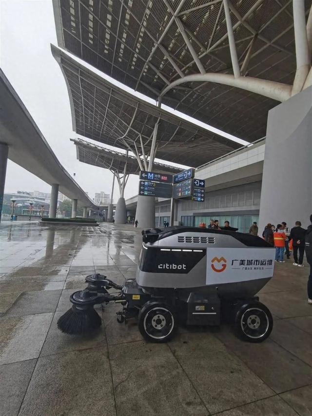 武汉火车站一台扫地机器人上岗，一天可保洁2万平方米