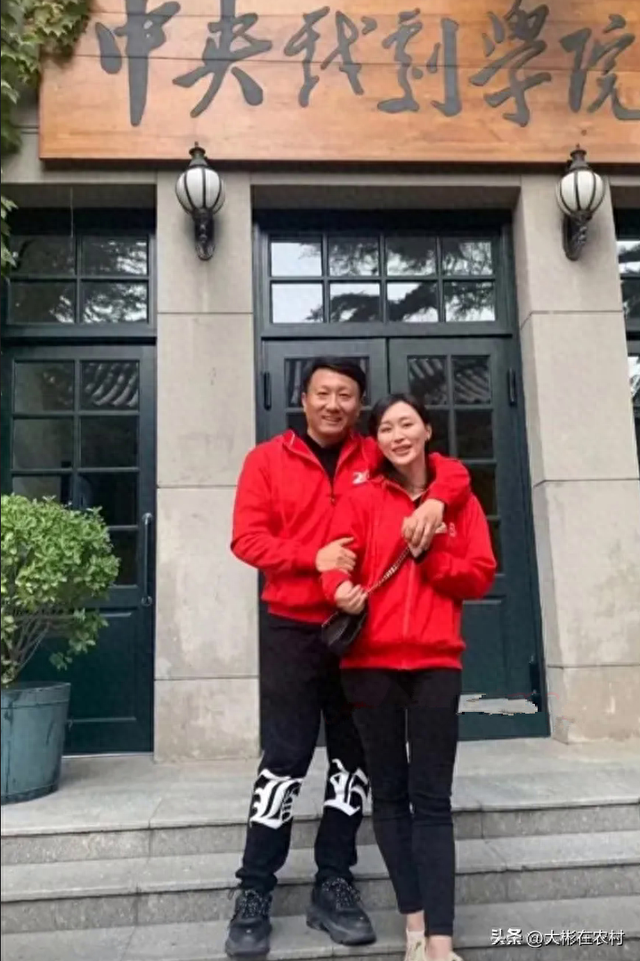 原来他俩是夫妻，这两位无论颜值演技、个头和学历都太般配了