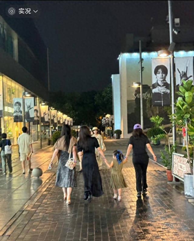惊！刘亦菲朱珠逛街，网友：这才是真正的“盛世美颜”！