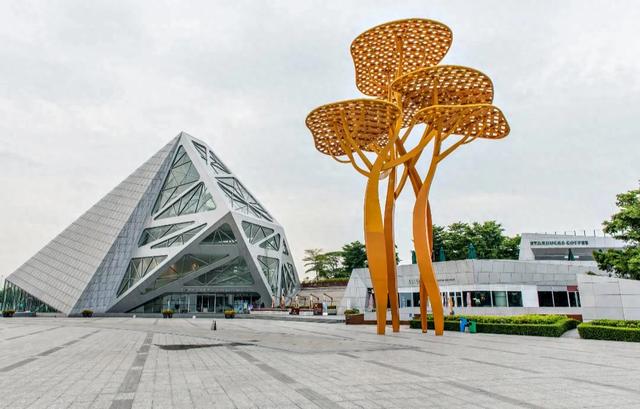 漫步深圳欢乐海岸，邂逅现代都市风情，拥抱生活的美好