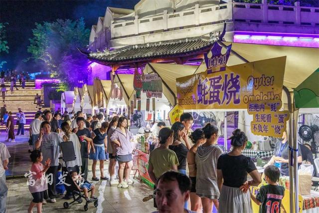 大批人冒雨赶来！富阳这里，太有氛围感了！