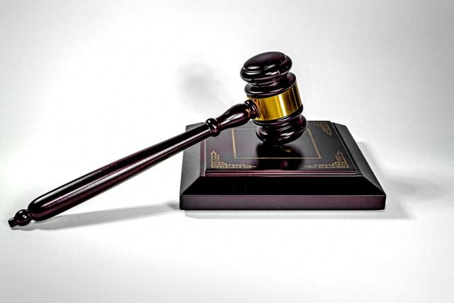 月薪从7300元骤降至4300元，员工拒绝从经理降为服务员被辞退，法院：公司违法，赔21万元