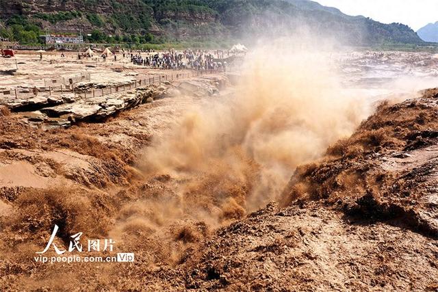 山西吉县：黄河壶口瀑布气势磅礴