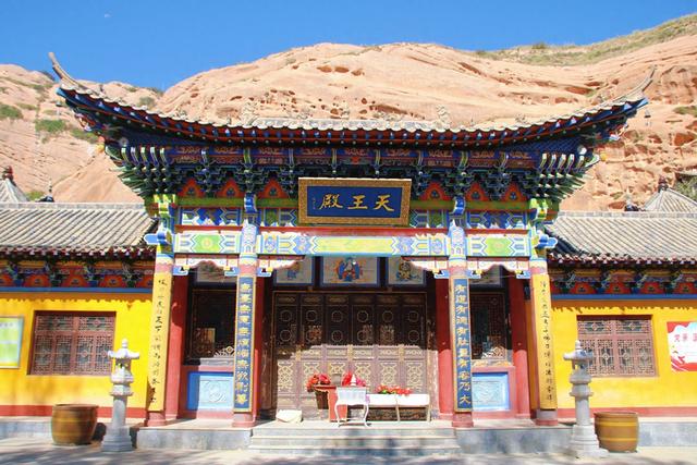 张掖马蹄寺石窟群，开凿于十六国北凉时期，是祁连山下的佛国秘境