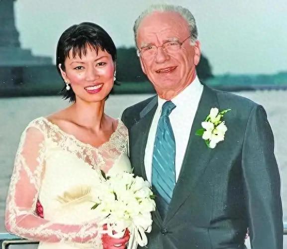 邓文迪当年死皮赖脸生下两个女儿，如今成了94岁默多克遗产受益人