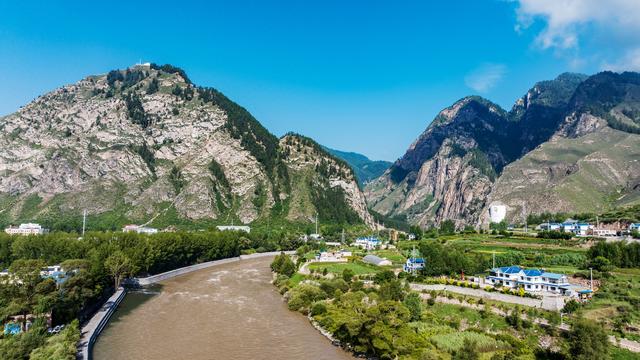 组图丨天祝：蜿蜒河水绕青山