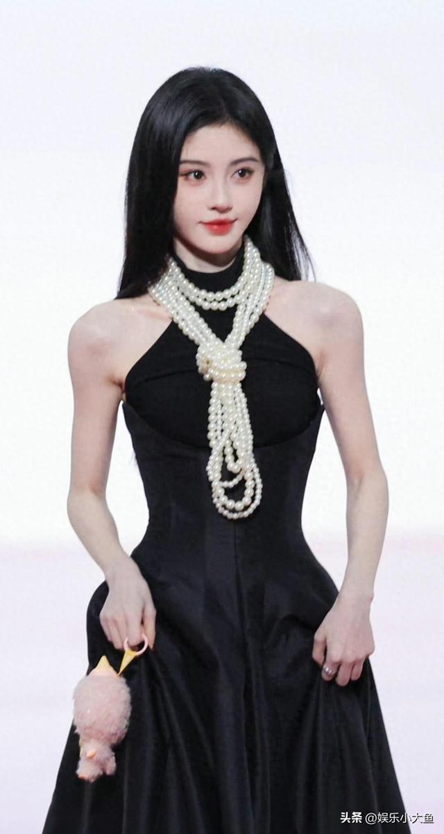 鞠婧祎出席星光大赏活动，黑色露肩长裙配珍珠项链	，腰肢纤细好美