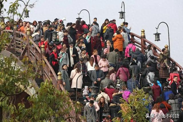 人山人海只看不买，年轻人报复性白嫖，景区赚不到钱了？
