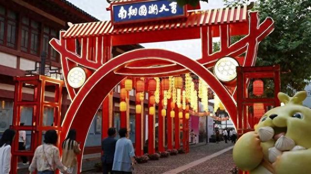 吃小笼、逛古镇、看灯会、品国潮！2025年南翔国潮大会开幕