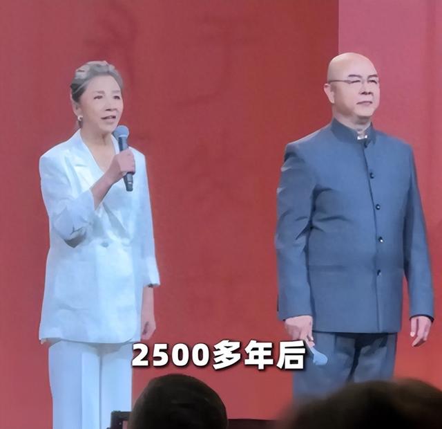 66岁“唐僧”徐少华，大肚腩撑紧西装，和“大脚娘”迟蓬梦幻同框