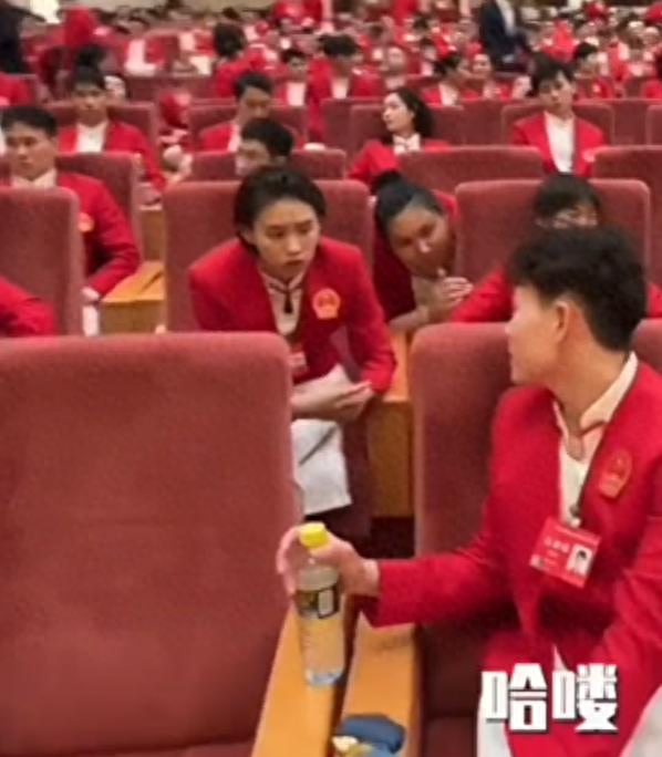 奥运表彰大会，全红婵和陈芋汐坐在一起，全红婵坐在位子上真老实