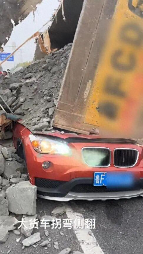 渣土车路口失控侧翻压垮两辆小车，多名群众搬碎块开车门救人，交警回应