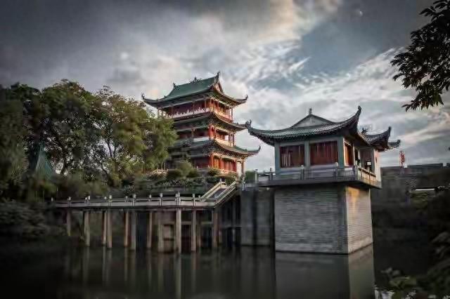 大量美国游客涌入赣州，打着旅游幌子不去旅游不吃美食，为啥来？