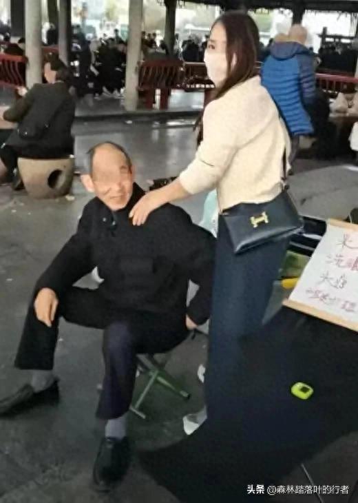 长沙公园惊现 “老年服务圈	”！低价刚需服务，姑娘边服务边唠嗑