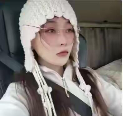 她走了，路上的新轮胎还没磨花，车还在.