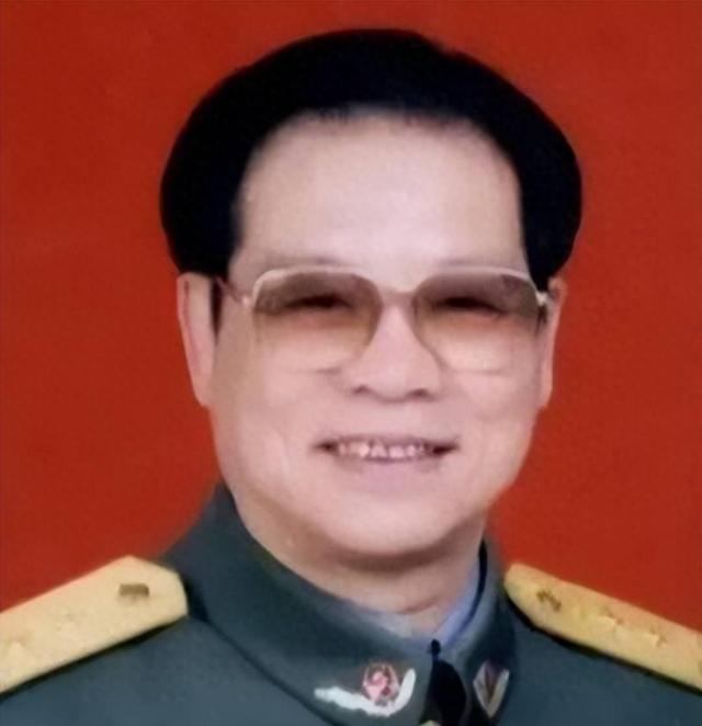 他是武警第四任司令员，63岁升中将，66岁受部下犯罪牵连被免职
