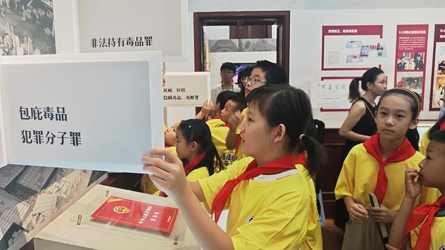 “康康姐”文明实践科普游走进警察博物馆萌娃沉浸式学习禁毒与药品安全知识